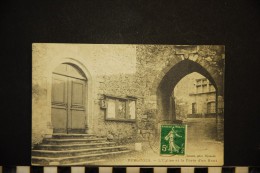 CP, 01, PEROUGES L'Eglise Et La Porte D'en Haut Voyagé En 1912 - Pérouges