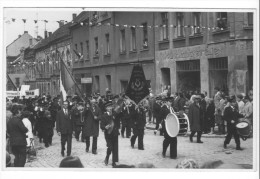 Carte-photo Harnes (62) - L'Harmonie Ouvrière Défilant à Falkenstein (ex-RDA) En 1969. Bon état, Non Circulé. - Harnes