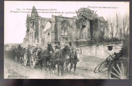 Troupes Françaises Passant Devant Les Ruines De LASSIGNY . Avec Pub' Au Dos . - Lassigny