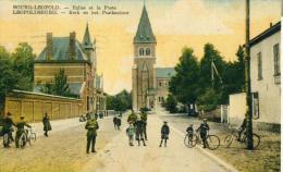 BOURG LEOPOLD   EGLISE ET LA POSTE  TRES ANIMEE     CPA 1311 - Autres & Non Classés