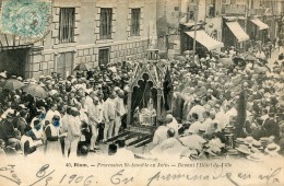 CPA 63 RIOM PROCESSION ST AMABLE EN JUIN DEVANT L HOTEL DE VILLE 1906 - Riom