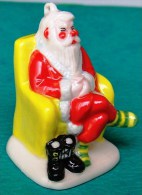 1 MOBILE (PERE NOEL ASSIS DANS FAUTEUIL JAUNE...) SERIE DE NOEL A SUSPENDRE CERAMIQUE NEUVE. - Andere & Zonder Classificatie