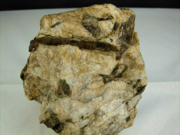 LAME DE BIOTITE DANS PEGMATITE 7 X 7,5 CM BONNAC - Minéraux