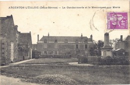 Cpa - Argenton  L´église -  La Gendarmerie Et Le Monument Aux Morts ( En L´état ) - Argenton Chateau