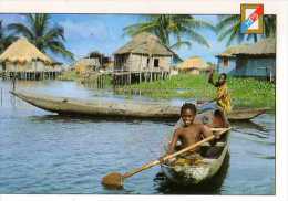 Cite Lacuste De GANVIE, Enfant Dans Pirogue - Benín