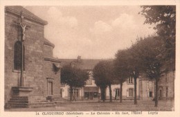 Cléguérec. - Le Calvaire. - En Face, L´hôtel Legris. - Cleguerec