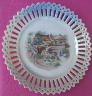 Assiette En Porcelaine Ajourée Et Dentelée Scène De Campagne : Chevaux, Pont - Autres & Non Classés