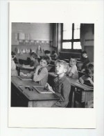 PHOTOGRAPHE ROBERT DOISNEAU - ENFANTS EN CLASSE - COPIAGE  SUR ARDOISE - INFORMATION SCOLAIRE - Doisneau