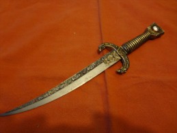 Couteau Décoratif, Lame Gravé D'un Coté, Garde Avec Un Lion, Manche(semble être En Bronze) Travaillé En Haut Une Pierre - Knives/Swords