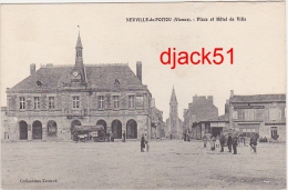 86 - NEUVILLE-de-POITOU (Vienne) - Place Et Hôtel De Ville ( Animation)  2 Scans - Neuville En Poitou