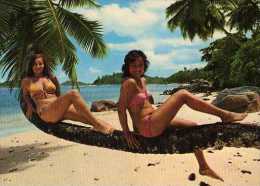 Seychelles PORT GLAUD, Jeunes Femmes En Bikini Sur Tronc De Palmier - Seychelles