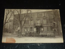 Delcampe - TRETS - LA MAIRIE - ENFANTS DEVANT ECOLIERS - 13 Bouches Du Rhône (K) - Trets