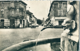 38 - Les Abrets : La Fontaine Et La Rue Gambetta - Les Abrets