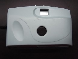 1 PHOTO CAMERA - SIMPLE WHITE 35MM CAMERA - Appareils Photo