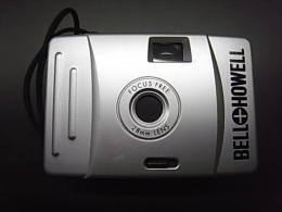 1 PHOTO CAMERA - BELL+HOWELL 35MM CAMERA 28MM LENS - Fototoestellen