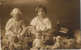 Beautifur Real Photo Girl With Doll, Small Piano Boxing Ring Teddy Bear, Poupée Nounours Boxe Photo Cardenas Cuba - Jeux Et Jouets