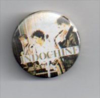 REF XXX Badge Ancien 1980 (no Pin's) INDOCHINE Groupe Pop Rock Nicola SIRKIS Nicolas - Peu Commun - Musique