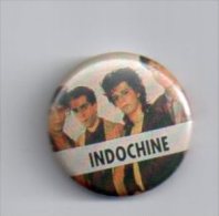 REF XXX Badge Ancien 1980 (no Pin's) INDOCHINE Groupe Pop Rock Nicola SIRKIS Nicolas - Peu Commun - Musique