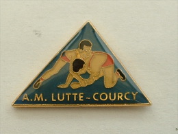 Pin's  LUTTE - A.M COURCY - Lutte