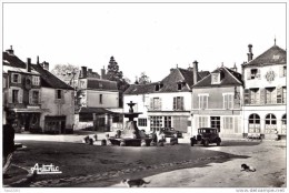 L' ISLE Sur SEREIN - La Place - 89 - Commerces Voitures Automobiles Renault Juvaquatre - Tacot Peugeot Citroën - L'Isle Sur Serein