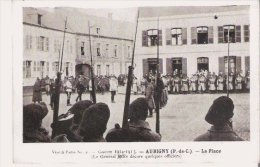 AUBIGNY (P DE C)  GUERRE 1914 1915 LA PLACE (LE GENERAL JOFFRE DECORE QUELQUES OFFICIERS) - Aubigny En Artois