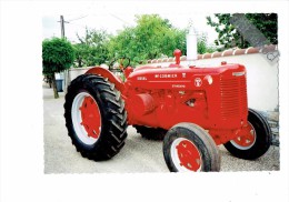 21 - Côte D´Or - VARANGES - N° 4- M. Brullebaut - Restaurateur De Tracteurs - Tracteur Gros Plan CORMICK Rouge - Traktoren