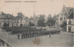 AK Schloss Schmorkau Schlosshof Paradeaufstellung Militär Parade Bei Königsbrück Kamenz Neukirch Schwepnitz Feldpost - Königsbrück