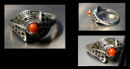 - Ancienne Bague Hongroise En Argent Et Corail / Ol Hungarian Silver And Coral Ring - Ringe