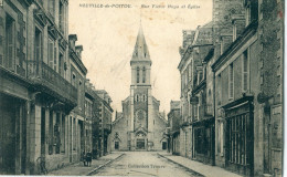 86 - Neuville Du Poitou : Rue Victor Hugo Et Eglise - Neuville En Poitou