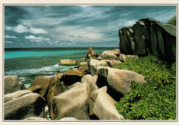 SEYCHELLES:  LA DIGUE:  LE ROCCIE     (NUOVA CON DESCRIZIONE DEL SITO SUL RETRO) - Seychellen