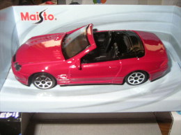 31-62. Coche Escala 1/43. Mercedes Benz SL Class (Morado). Maisto - Maisto