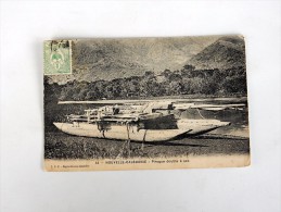 Carte Postale Ancienne : Nouvelle Calédonie : Pirogue Double à Sec, Timbre 1913 - Nouvelle-Calédonie