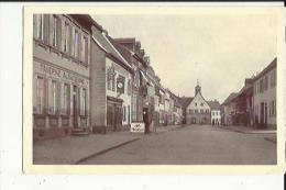 Bischwiller  67  (Glacée)  La Rue Du General Rampont Animée-Taverne Alsacienne Et Tabac-Pompe A Essence - Bischwiller