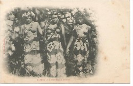 TAH.0002/ TAHITI - Un Trio Dans La Brousse - Femmes Seins Nus - Tahiti