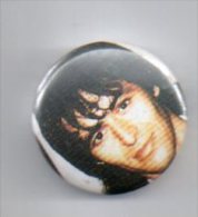 REF XXL Badge Ancien 1980 (no Pin's) Chanteur Jean Jacques GOLDMAN - Musique