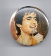 REF XXL Badge Ancien 1980 (no Pin's) Chanteur Jean Jacques GOLDMAN - Musique