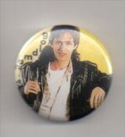 REF XXL Badge Ancien 1980 (no Pin's) Chanteur Jean Jacques GOLDMAN - Musique