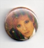 REF XXL Badge Ancien 1980 (no Pin's) Chanteur Mylène FARMER - Musique