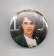 REF XXL Badge Ancien 1980 (no Pin's) Chanteur Groupe INDOCHINE Nicola Nicolas SIRKIS - Musique