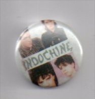 REF XXL Badge Ancien 1980 (no Pin's) Chanteur Groupe INDOCHINE Nicola Nicolas SIRKIS - Musique