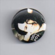 REF XXM Badge Ancien 1980 (no Pin's) Chanteur Groupe Punk Rock Iggy Pop - Musique