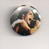 REF XXM Badge Ancien 1980 (no Pin's) QUEEN Freddy Mercury - Musique