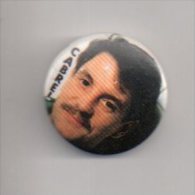 REF XXM Badge Ancien 1980 (no Pin's) Chanteur Français Francis Cabrel - Musique