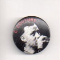 REF XXM Badge Ancien 1980 (no Pin's) Chanteur Français Charlelie Couture - Musique