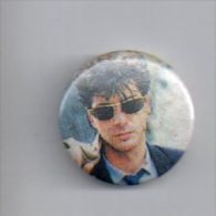 REF XXM Badge Ancien 1980 (no Pin's) Chanteur Français Etienne DAHO - Musique