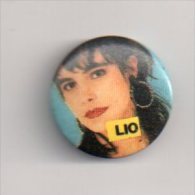 REF XXM Badge Ancien 1980 (no Pin's) Chanteur Français LIO - Musique