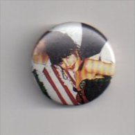 REF XXM Badge Ancien 1980 (no Pin's) Chanteur Français LIO - Musique