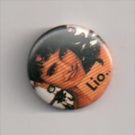 REF XXM Badge Ancien 1980 (no Pin's) Chanteur Français LIO - Musique