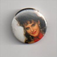 REF XXM Badge Ancien 1980 (no Pin's) Chanteur Français LIO - Musique