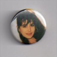 REF XXM Badge Ancien 1980 (no Pin's) Chanteur Français LIO - Musique